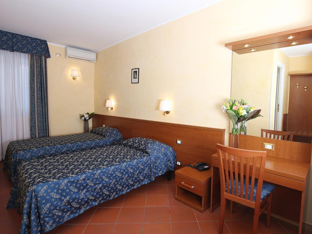Casa Di Santa Francesca Romana A Ponte Rotto Szoba fotó