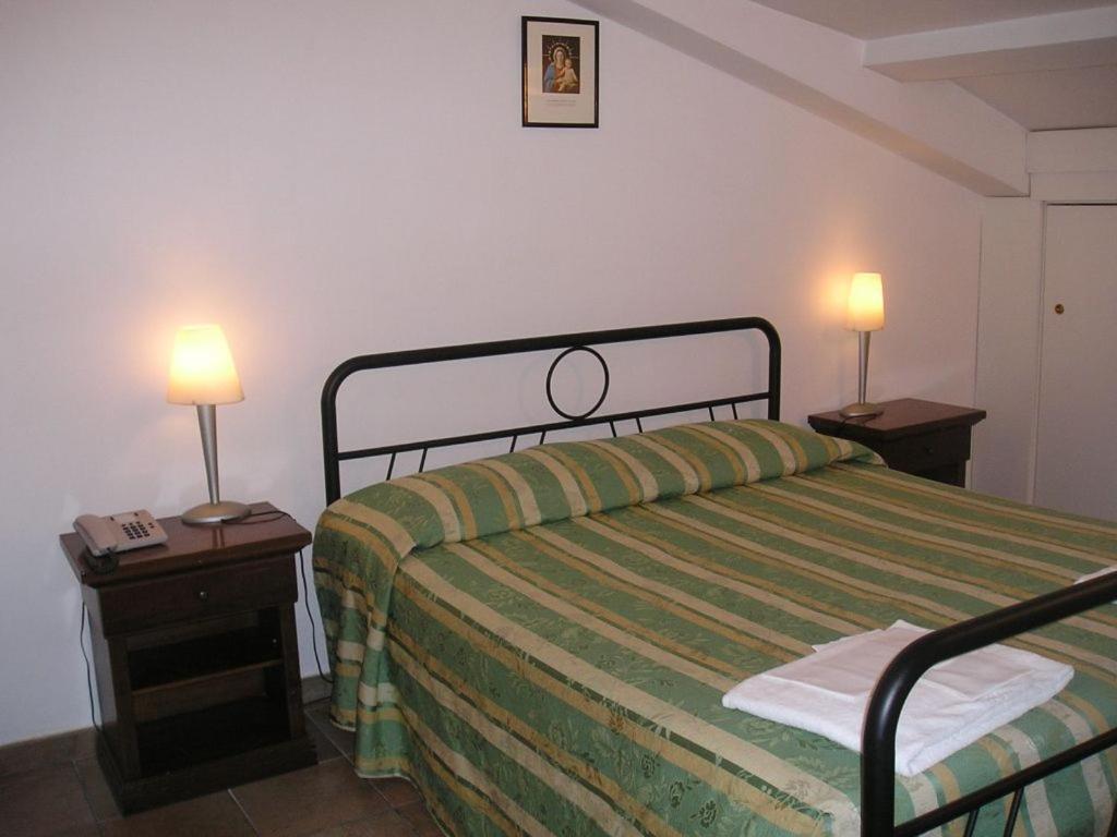 Casa Di Santa Francesca Romana A Ponte Rotto Kültér fotó
